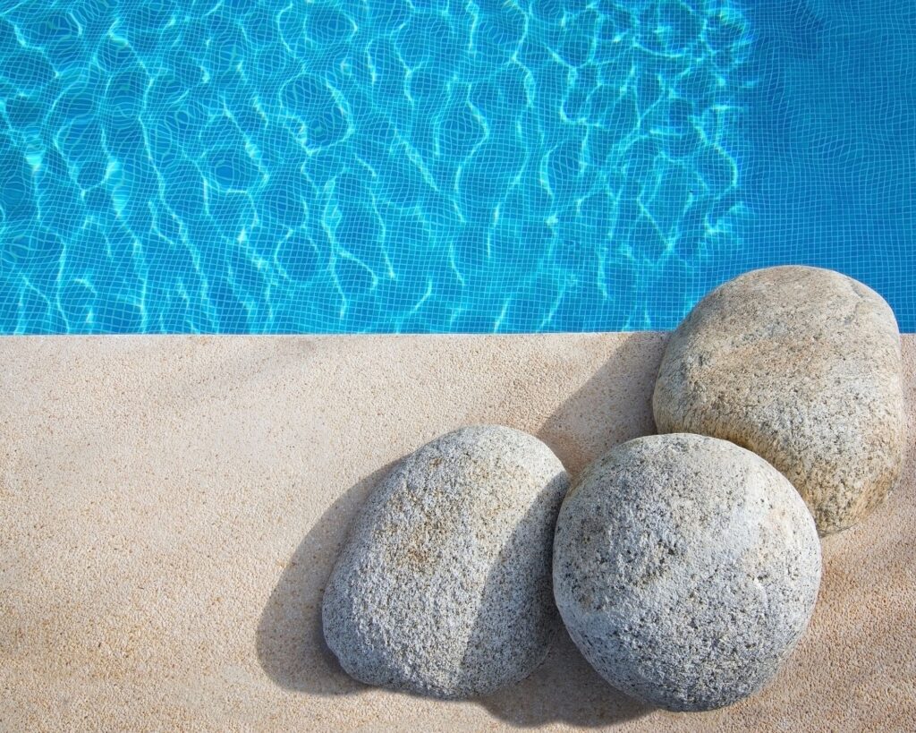 plage-piscine-moquette-pierre