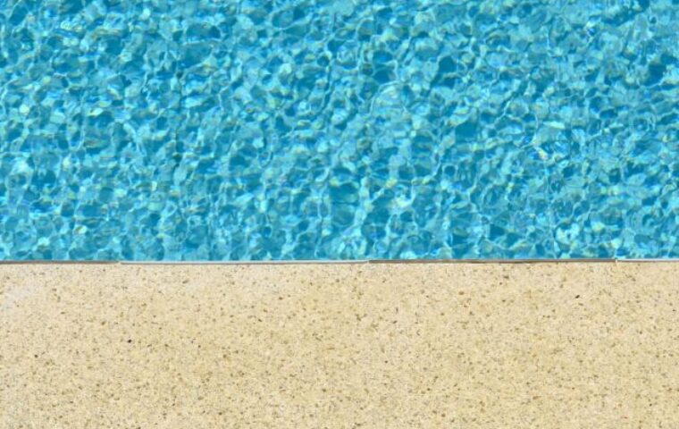 La moquette de marbre : le revêtement idéal pour le pourtour d’une piscine